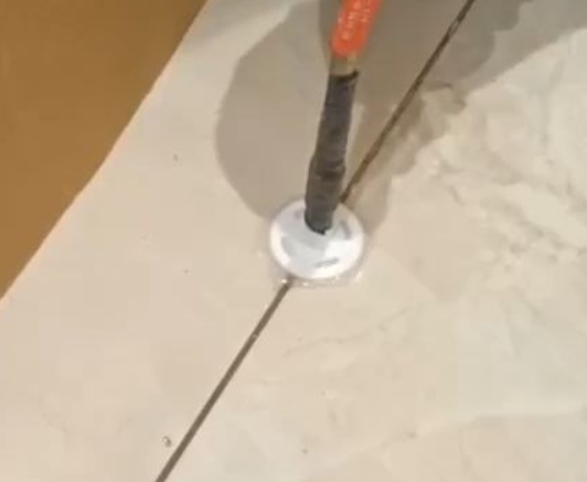 炉霍瓷砖空鼓维修公司专业解答瓷砖在铺贴过程中，如果没有涂抹均匀到位的粘结材料（如水泥砂浆或瓷砖胶），可能会导致以下问题