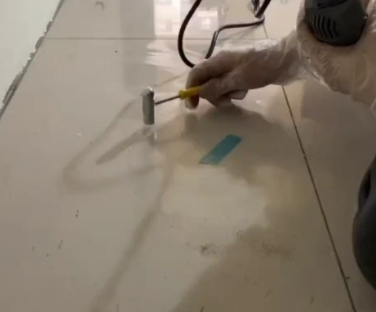 炉霍瓷砖开裂维修公司专业分享瓷砖在铺贴前如果没有沥干水分，将会导致以下问题